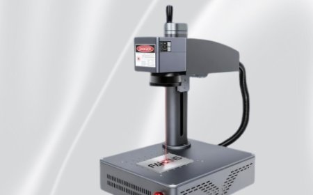 Tecnologia Avanzata per l’Industria: La Macchina Marcatrice Laser di MopaLaser